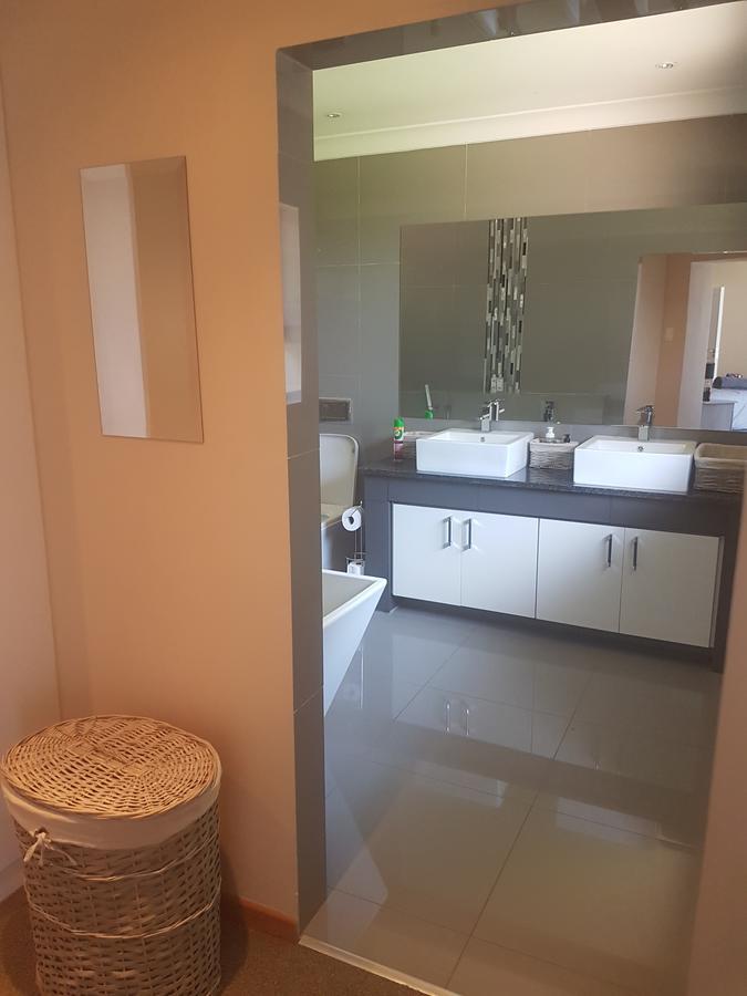 6 On Capella Guesthouse Primrose ภายนอก รูปภาพ